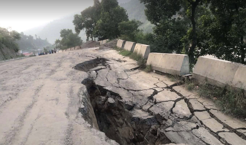 पृथ्वी राजमार्गअन्तर्गत धादिङको गलौँदीमा सडक भासिएपछि राजमार्ग पुनः अवरुद्ध