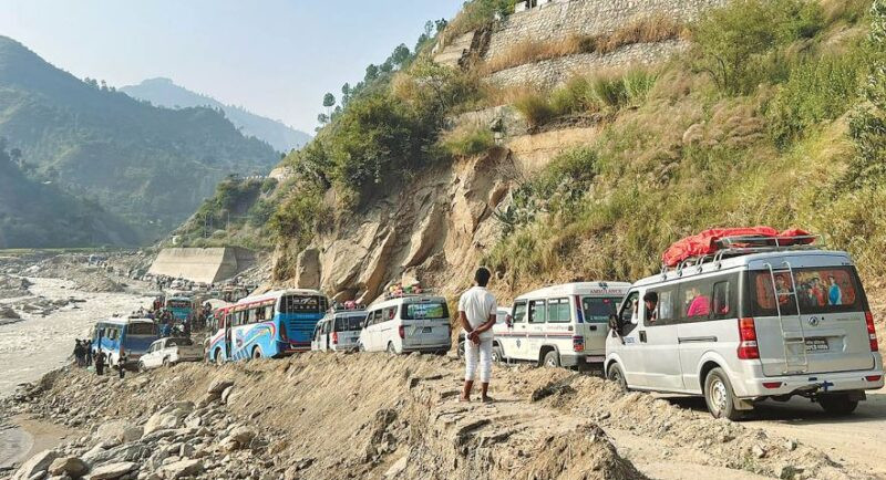 वीपी राजमार्गमा यातायात आवागमन पूर्णरुपमा अबरुद्ध
