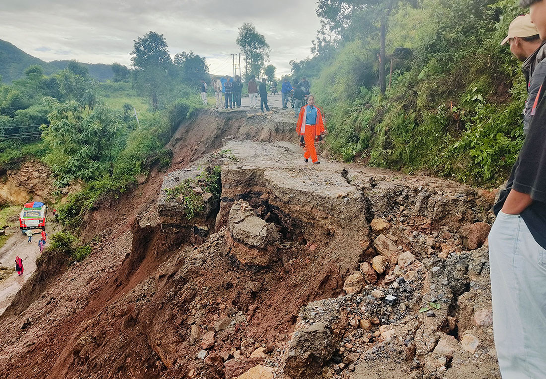 पहिरोका कारण कोदारी राजमार्ग विगत १० दिनदेखि पूर्ण रूपमा अवरुद्ध