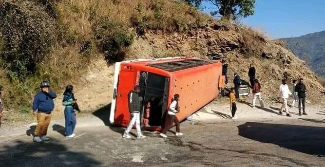 वनभोजमा हिँडेको बस दुर्घटना, ६ घाइते