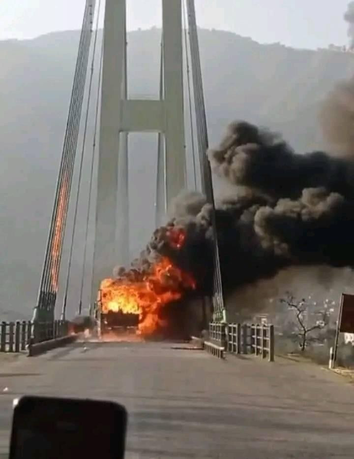 कर्णाली पूलमा लाइटर बोकेको ट्रकमा आगलागि