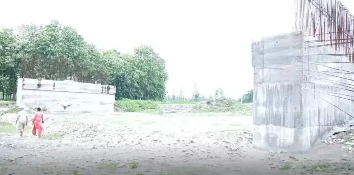 मलेरिया नदीको पुल निर्माणमा ढिलाइ हुँदा आवतजावतमा  सास्ती
