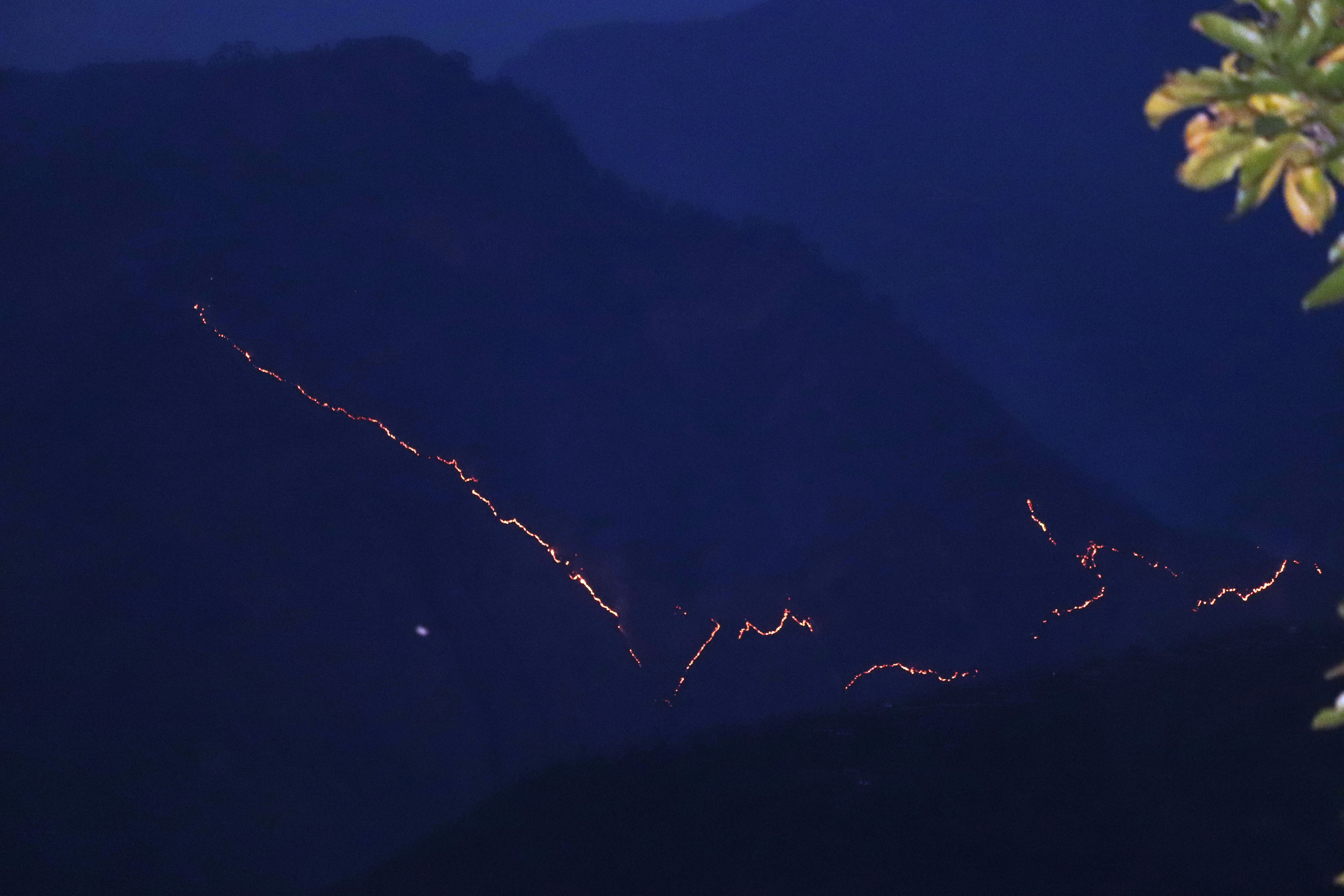 भेरी नगरपालिकास्थित सामुदायिक वनमा लागेको डढेलो