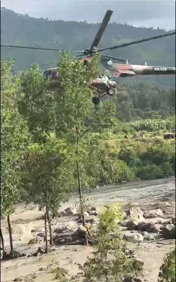 त्रिशूलीमा फसेका दुईजनाको सेनाको हेलिकोप्टरबाट उद्धार