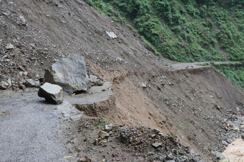 पहिरोले गर्दा बेसीसहर–चामे सडक फेरि अवरुद्ध