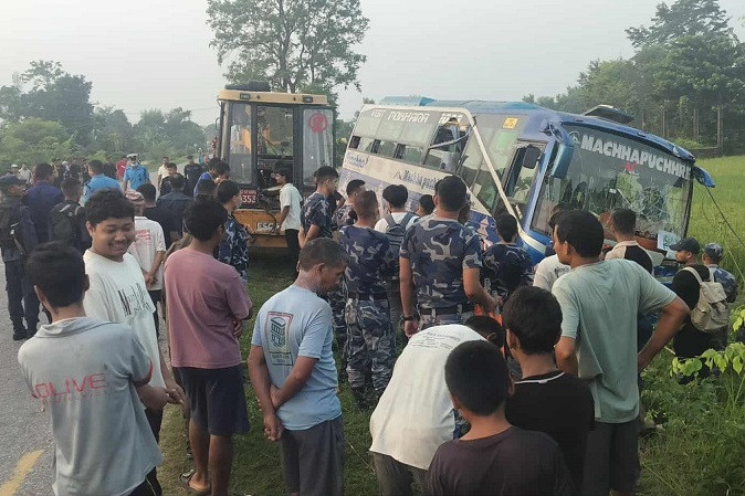 कपिलबस्तुमा बस दुर्घटना हुँदा १० जना घाइते