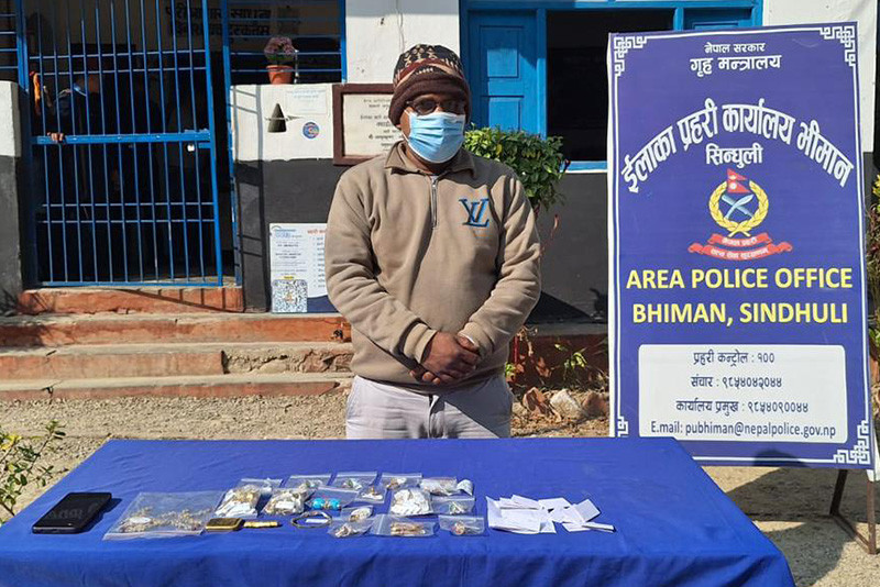 काठमाडौं आउँदै गरेको गाडीबाट ४१ तोला सुनसहित एकजना पक्राउ