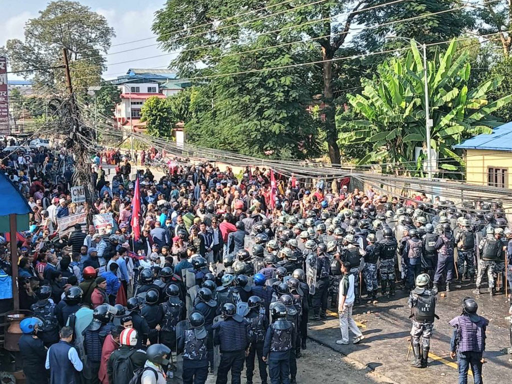 रवि लामिछानेका समर्थक र प्रहरीबीच चितवनमा झडप