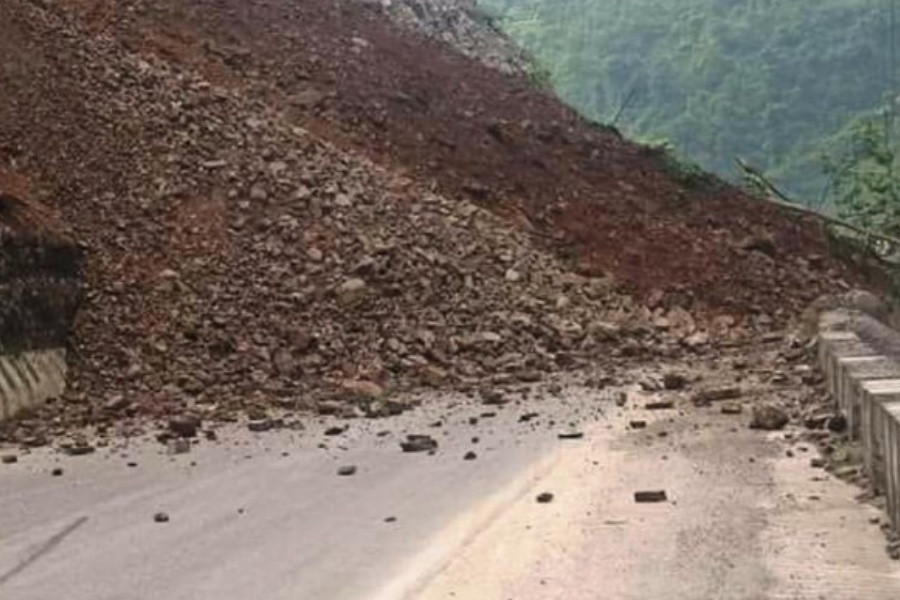 पहिरोले पृथ्वी राजमार्गको मुग्लिन-मलेखु सडकखण्ड अवरुद्ध