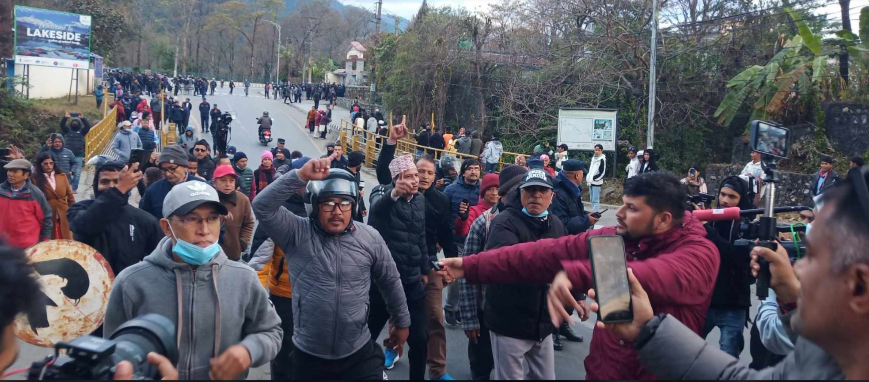 पोखरामा रविका समर्थकले गरे केपी ओली र गगन थापाविरुद्ध नाराबाजी