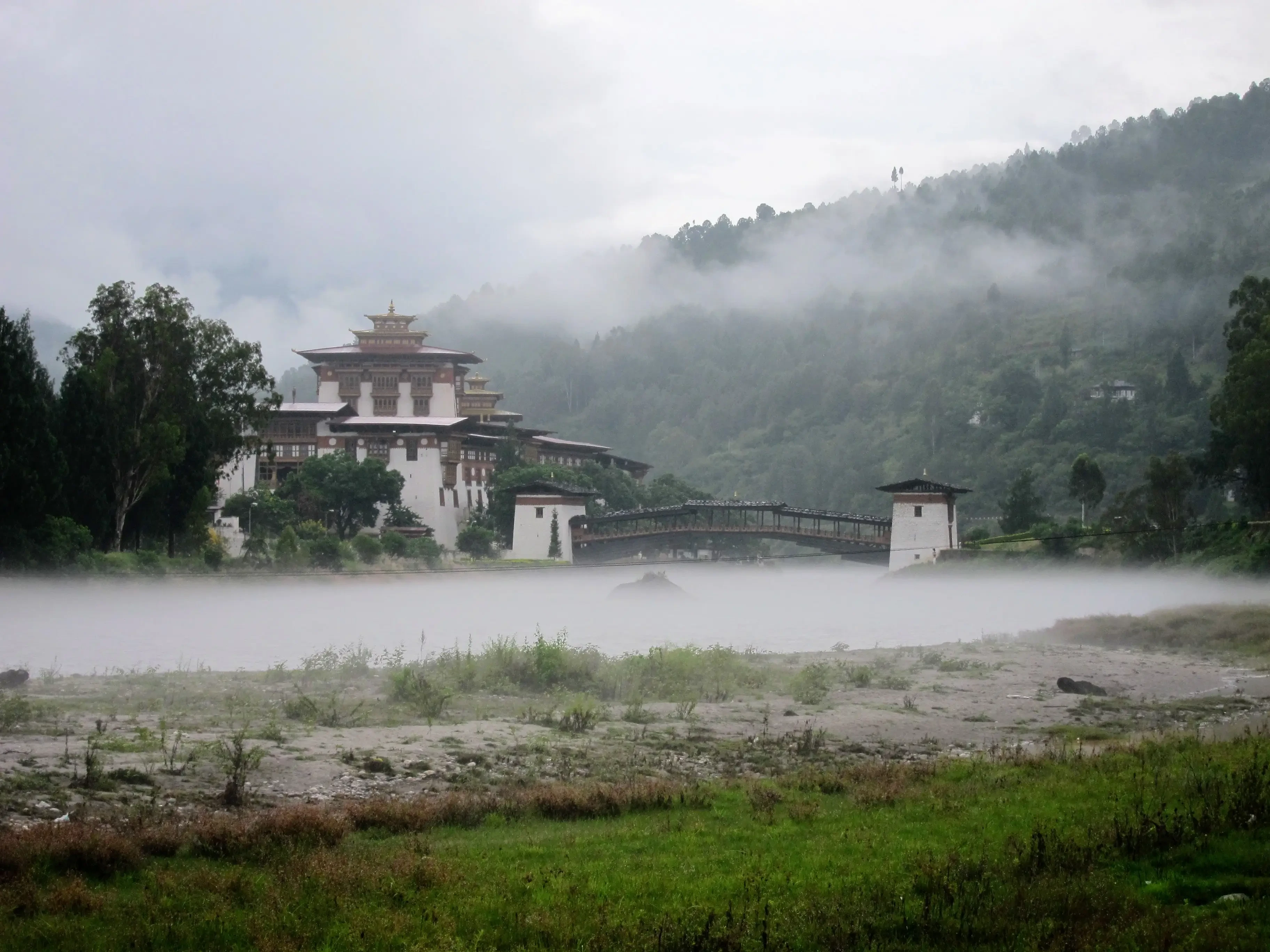 भुटानमा हिमताल विस्फोटपछि भीषण बाढी, प्रसिद्ध तातोपानी कुण्ड र राजमार्ग बगायो