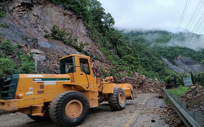 नारायणगढ–मुग्लिन सडकमा लेदोसहितको पहिरोले दुईवटा बस  त्रिशूली नदीमा बेपत्ता