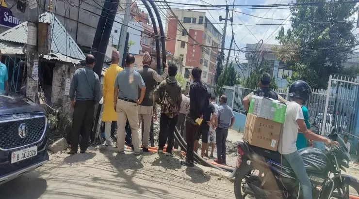 सामाखुसी खोलामाथि निर्माण गरिएको ‘स्ल्याब’ हटाउन थालियो