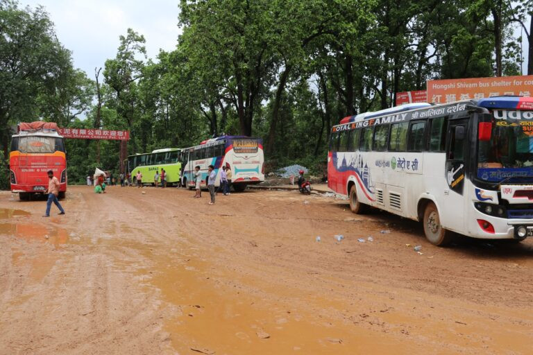 दाउन्नेमा पाँचवटा सवारीसाधन एकापसमा ठोक्किँदा आठ जना घाइते