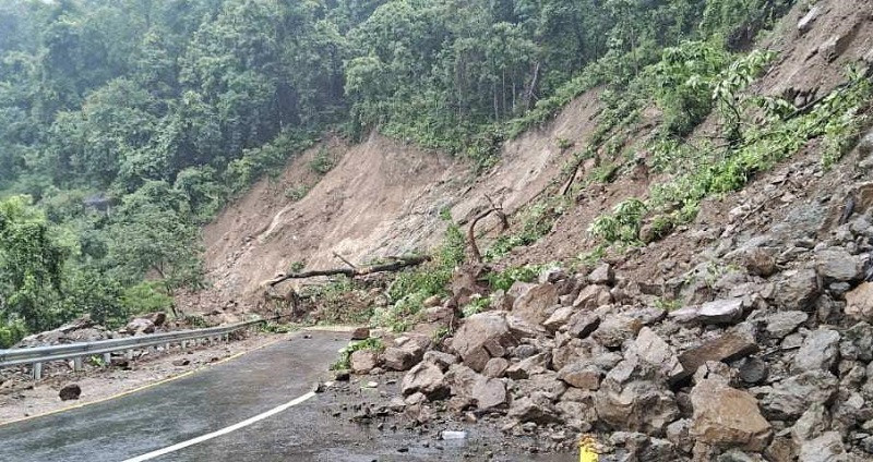 पहिरोका कारण कर्णाली प्रदेशका विभिन्न जिल्लाका पाँच सडकखण्ड अवरुद्ध
