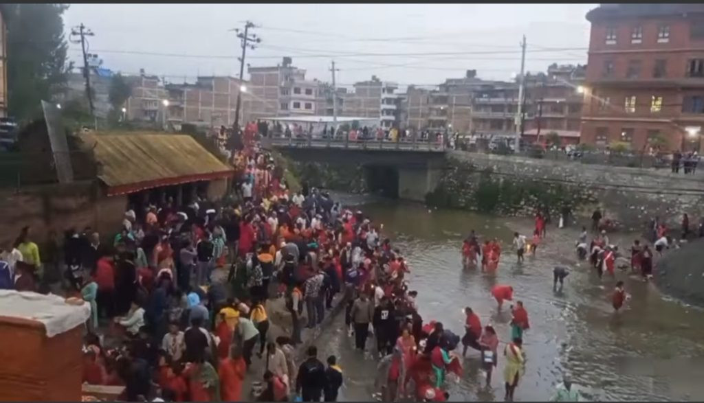 भक्तपुरको  ख्योपुखुमा दर्शनार्थीको घुइँचो