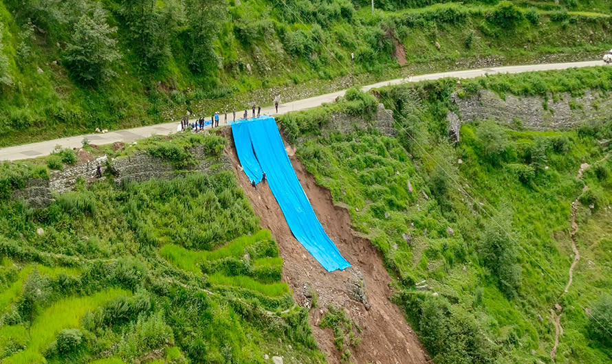 राजमार्गको पहिरो रोक्न त्रिपालको सहारा