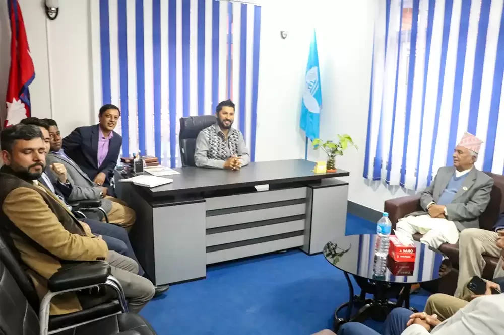 रास्वपाको कार्यालय पुगे राष्ट्रपतिका उम्मेदवार पौडेल