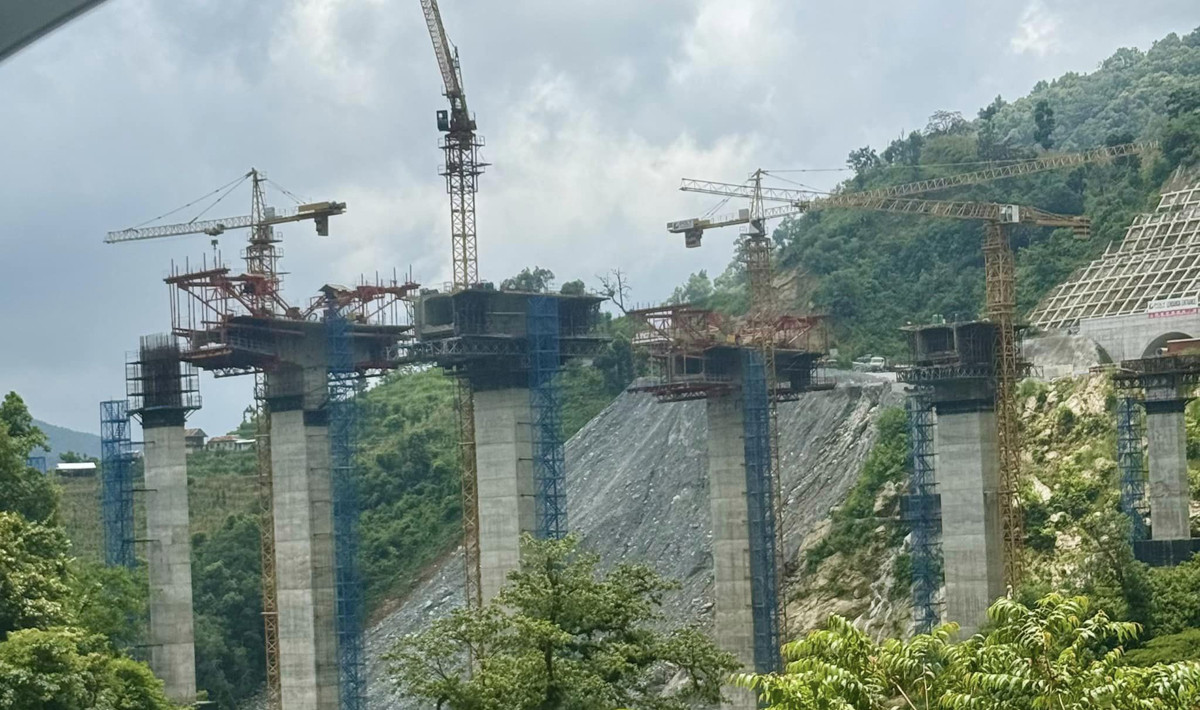 ‘फास्ट ट्रयाकको सुरुङ मार्गमा यात्रा गर्दै प्रधानमन्त्री ओली