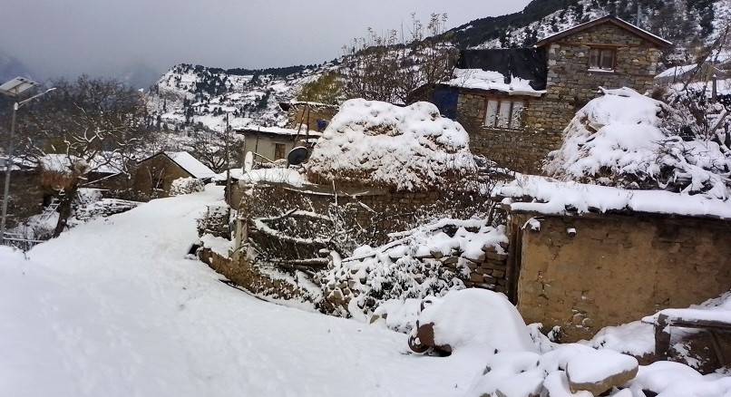 पश्चिम क्षेत्रका हुम्ला, बैतडी, बागलुङलगायत केही जिल्लामा बाक्लो हिमपात:जनजीवन प्रभावित