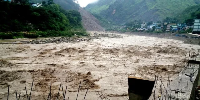 महाकाली नदीको सतह बढेपछि स्थानीयवासी त्रसित