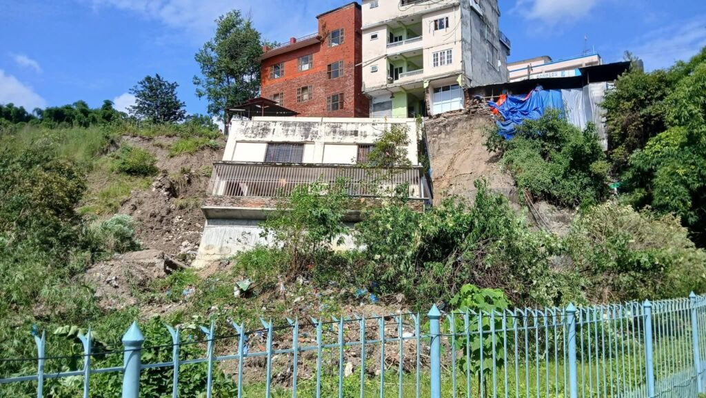 काठमाडौंको बाँसबारीमा  साढे दुई तले घर भासियो
