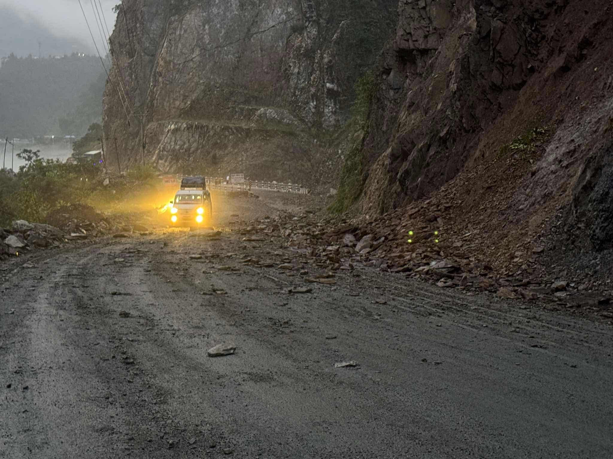 नारायणगढ-मुग्लिन सडकखण्डको तुइन खोलामा पहिरो खस्दा सडक दुईतर्फी रूपमा अवरुद्ध