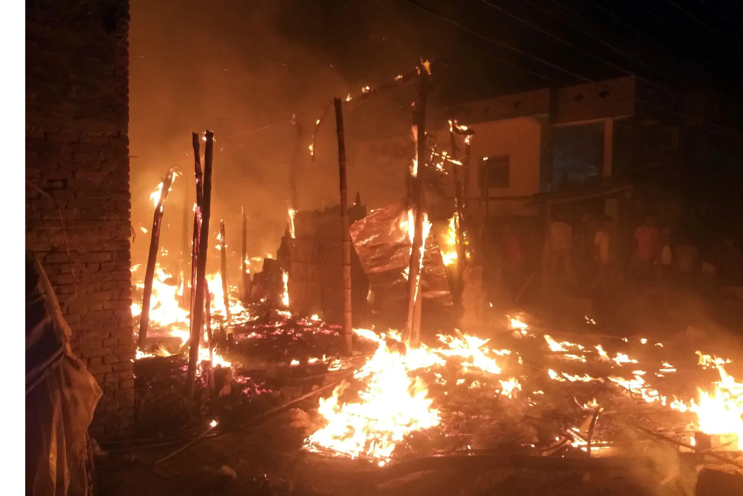 आगलागीबाट आठ घर जलेर नष्ट