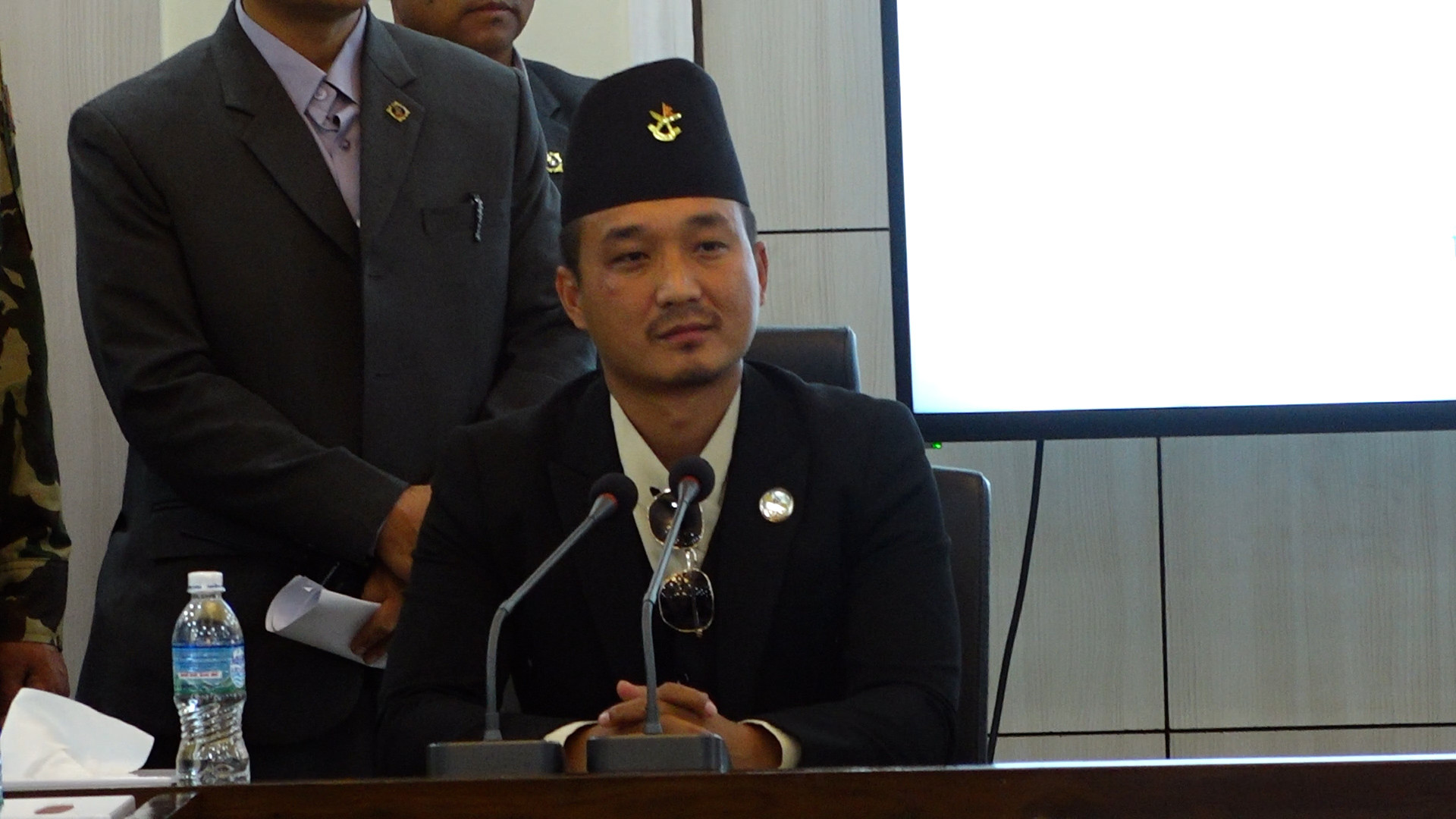 ‘३६ वर्षसम्म सुरक्षाकर्मीलाई हत्कडी लगाइदिएको रहेछ’ : गृहमन्त्री गुरूङ