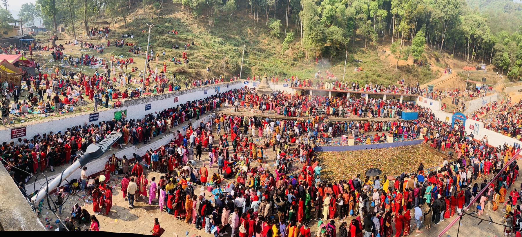 मातातीर्थ मन्दिरमा भक्तजनको भीड (फोटो फिचर)