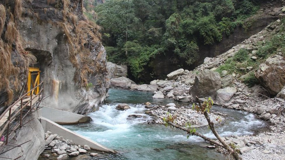 अवरोध हटेसँगै मेलम्ची खानेपानी आयोजनाको मुहानबाट सुरुङमा पानी पठाउने काम शुरू