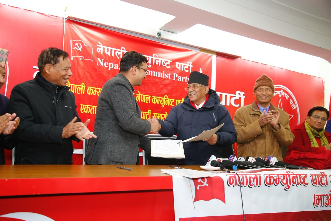 विप्लवको पार्टी फेरि फुट्यो, ढकाल समूहलाई प्रचण्डले भित्र्याए