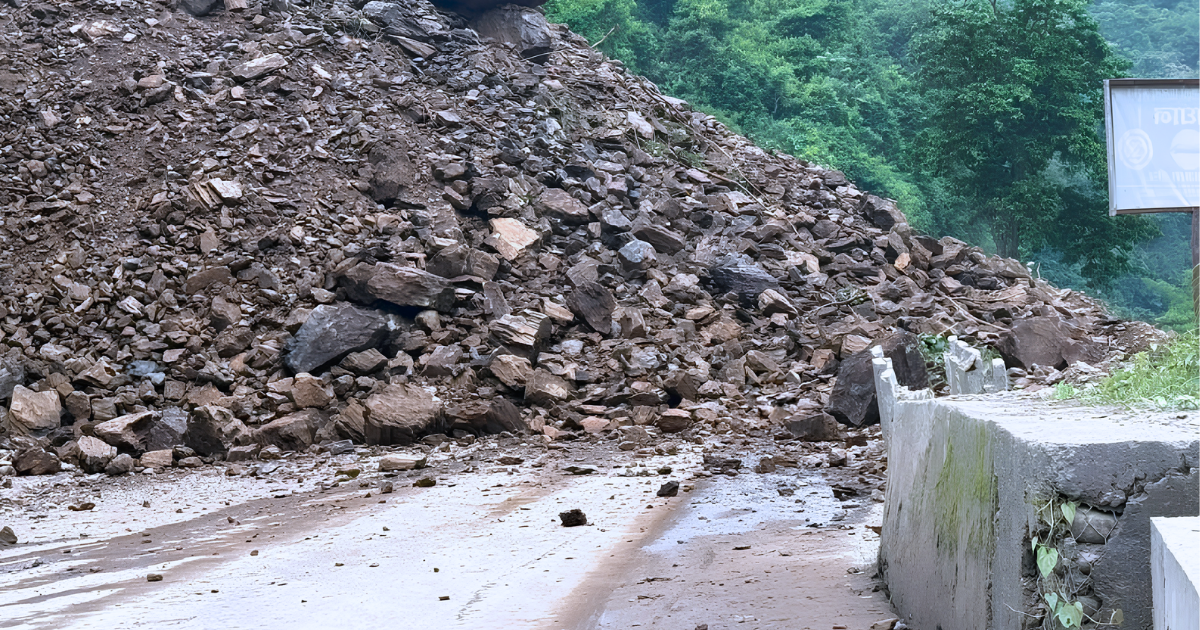 धादिङको गजुरी नजिकै चालिसेमा सुक्खा पहिरो खस्दा दुईतर्फी सडक अवरुद्व
