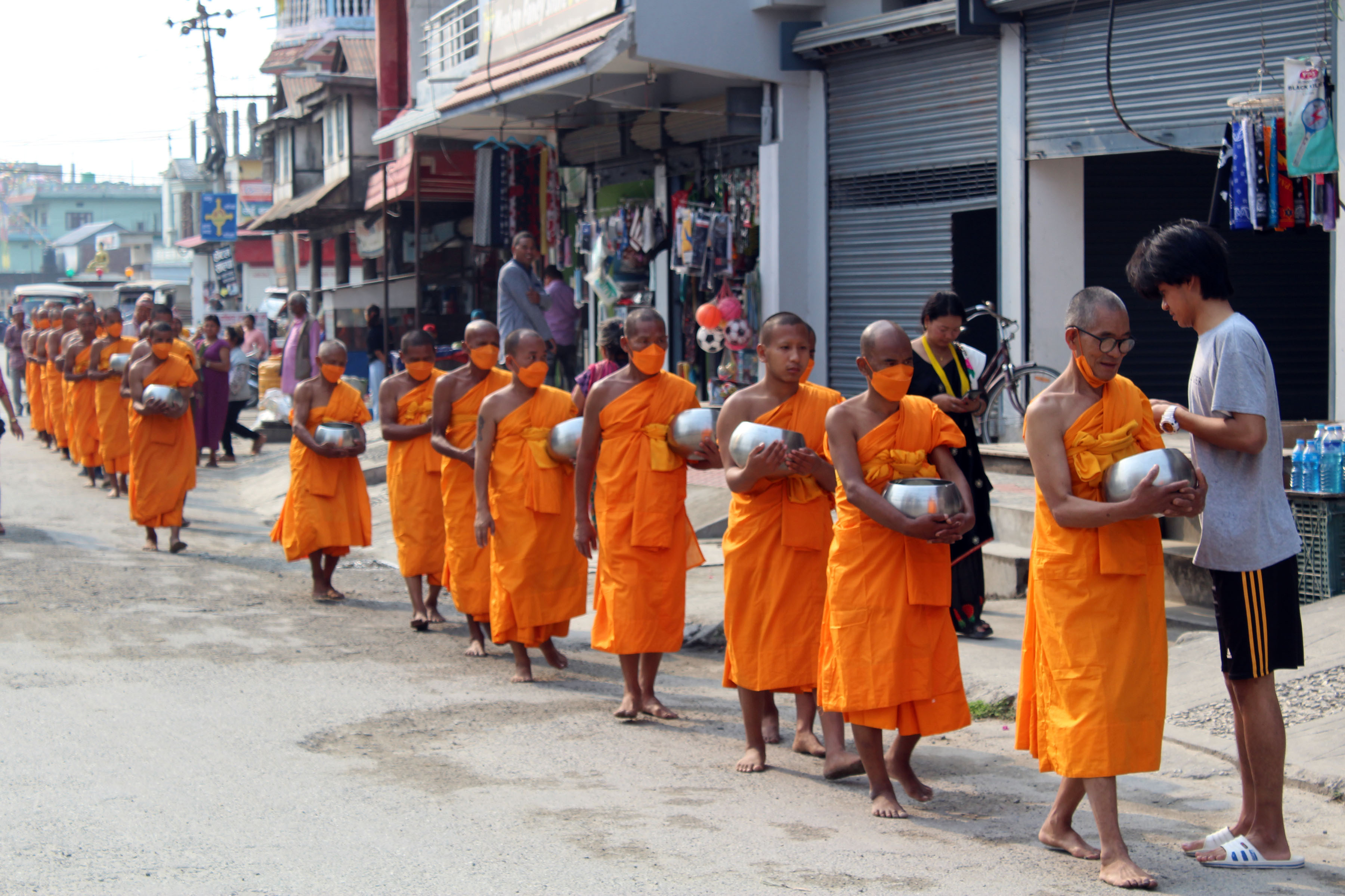 भिक्षा माग्दै मगर भिक्षुहरु