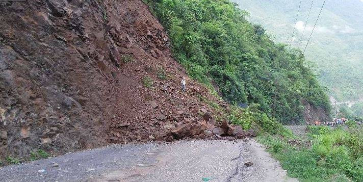 कालीखोलामा पहिरो खसेसँगै नारायणगढ-मुग्लिन सडक पुनः अवरुद्ध