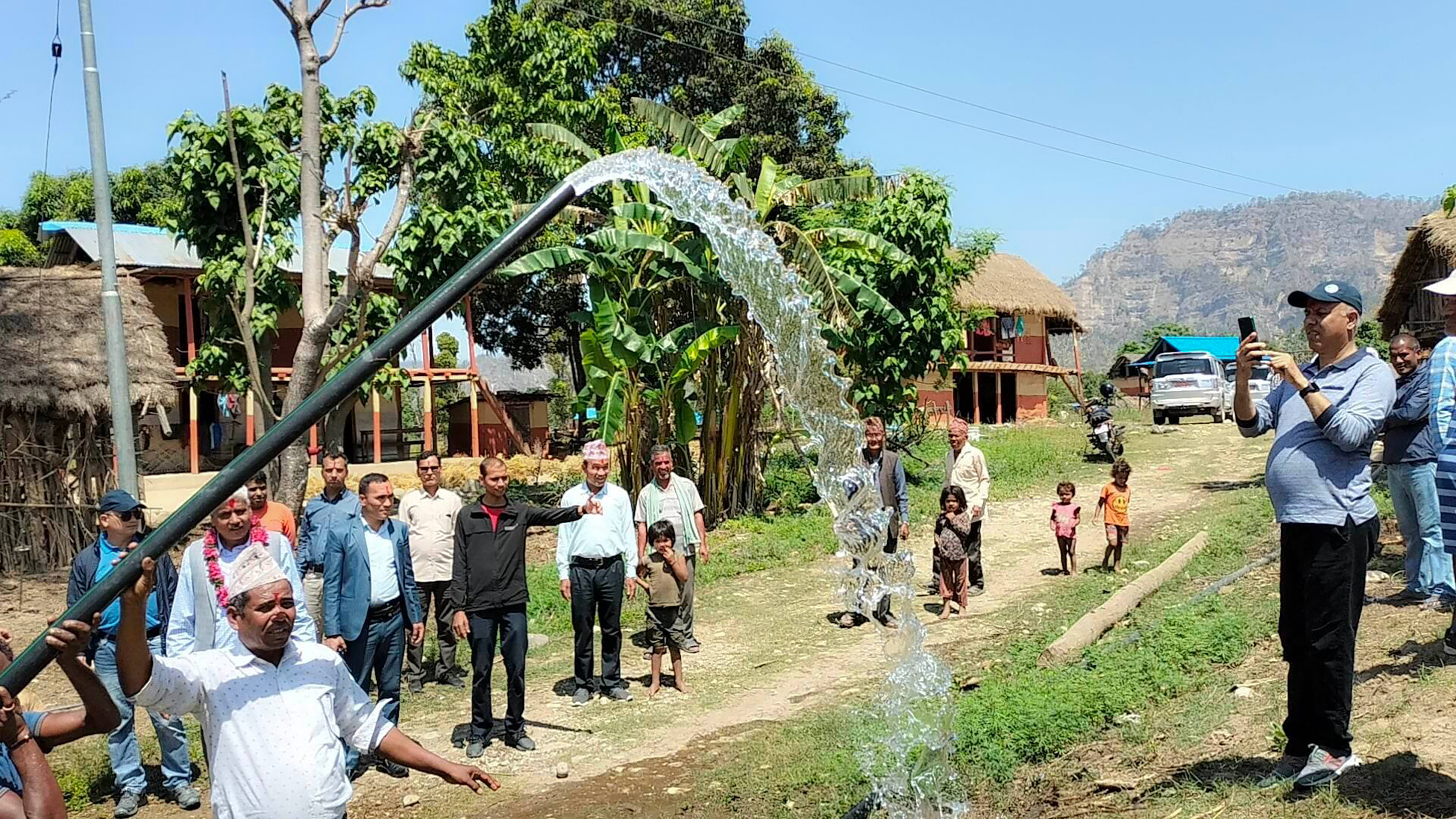 डिप बोरिङ्गमार्फत् पानी आएपछि खुसी हुँदै स्थानीयबासी