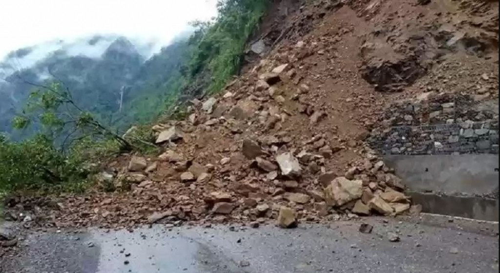 अविरल वर्षापछि महाकाली राजमार्ग पहिरोले अवरुद्ध