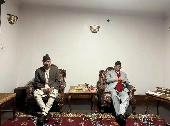 बालुवाटारमा प्रधानमन्त्री प्रचण्ड र देउवाको भेट