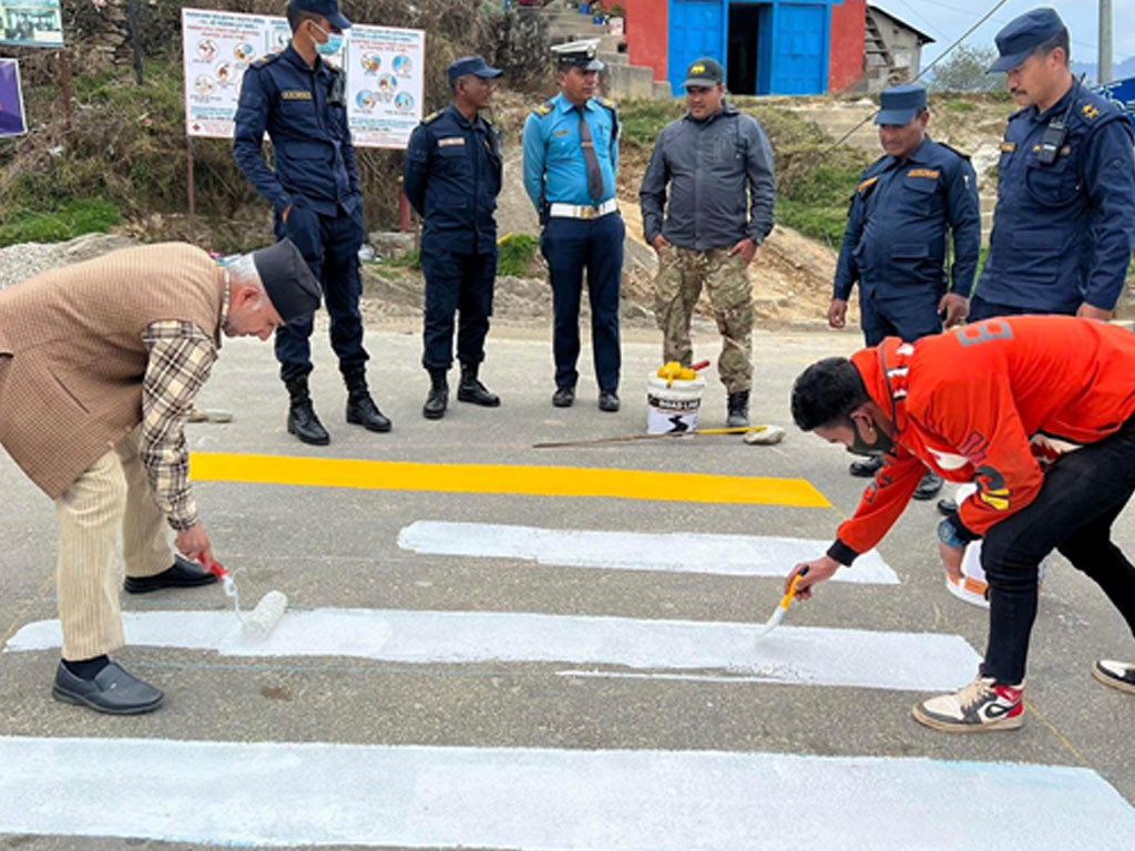 दिक्तेल बजारमा ‘जेब्राक्रस’ तथा ‘स्पिड ब्रेकर’ निर्माण