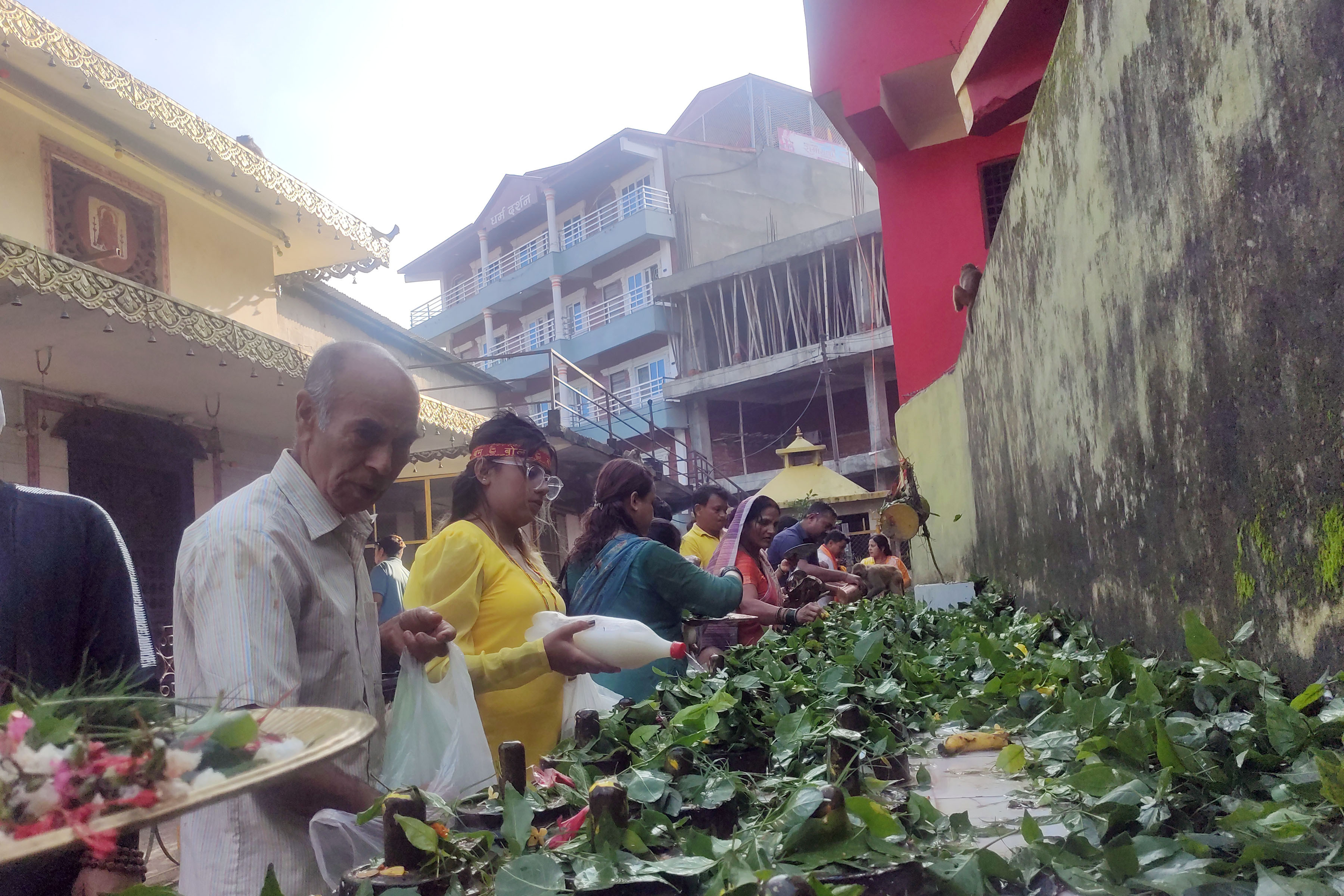 साउनमा सन्तानेश्वरमा धार्मिक पर्यटकको लर्को
