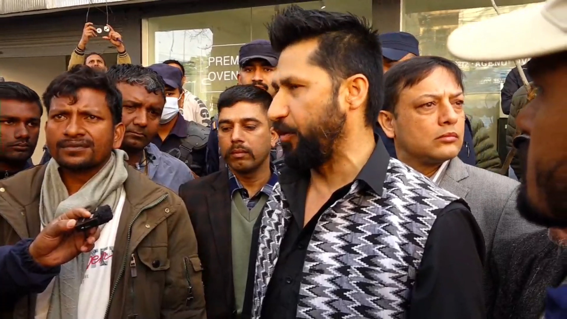 बिहानैदेखि मिटरब्याज पीडितको आन्दोलन, पीडित भेट्न पुगे रास्वपा सभापति लामिछाने