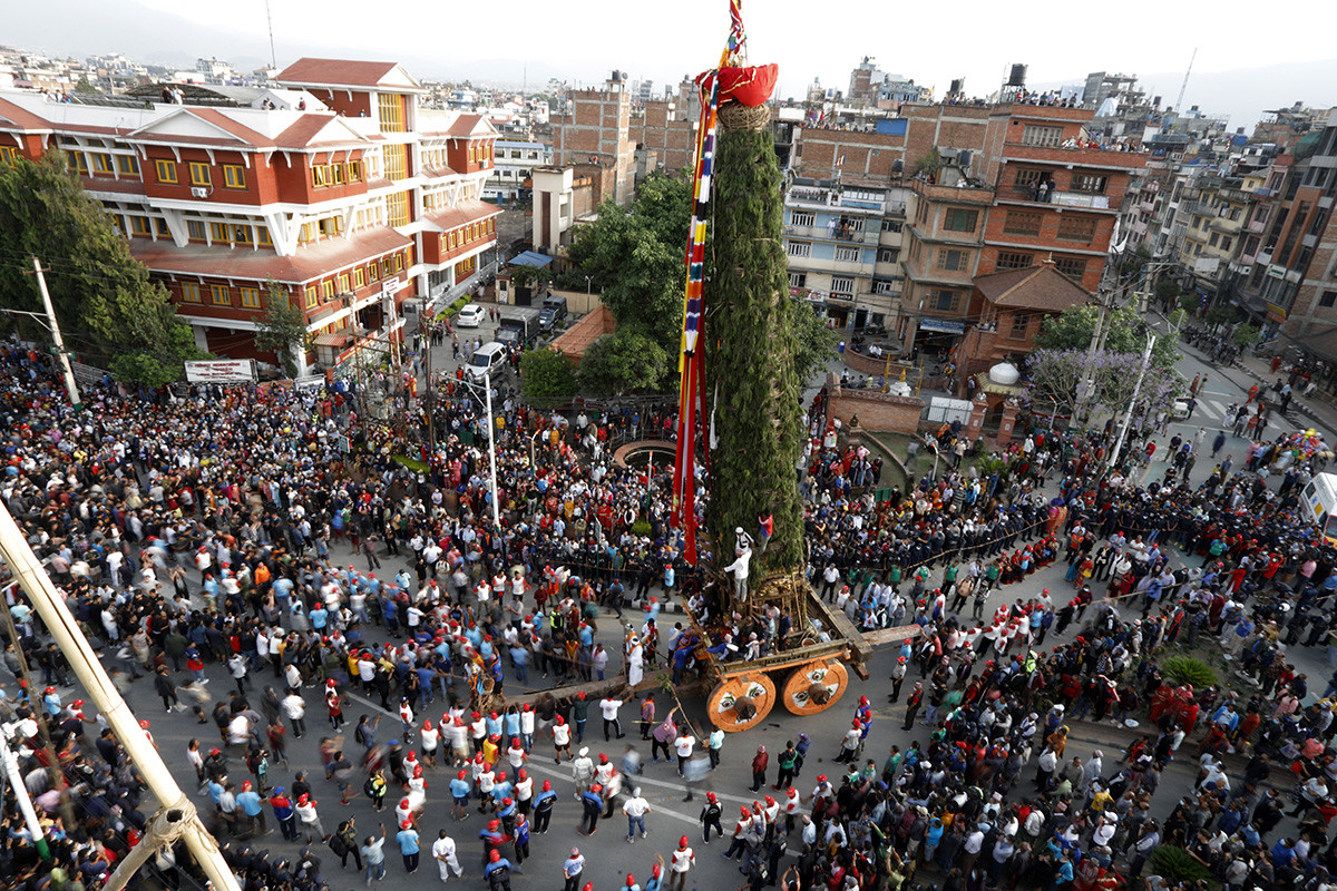 रातो मछिन्द्रनाथको रथयात्रा अन्तर्गत आज मंगलबजारबाट सुन्धारासम्म रथ तानिँदै