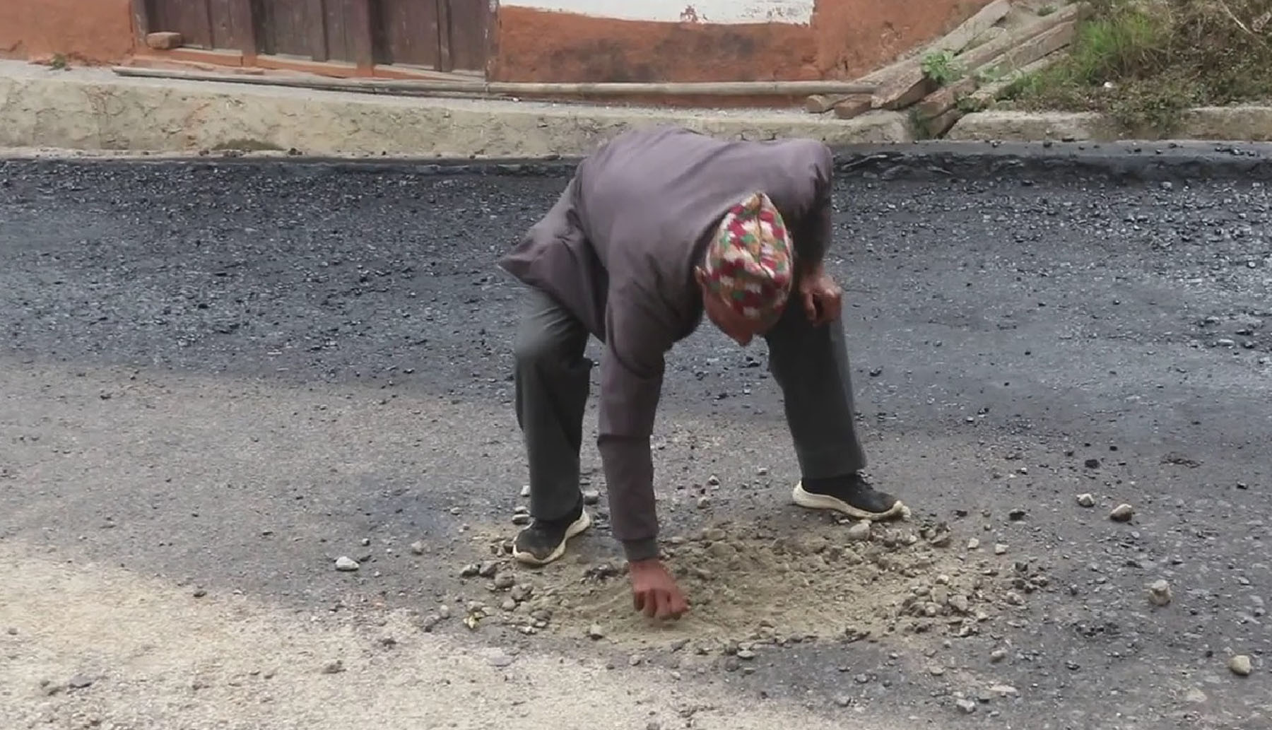 गुणस्तरहीन सडक भत्काउँदै स्थानीय