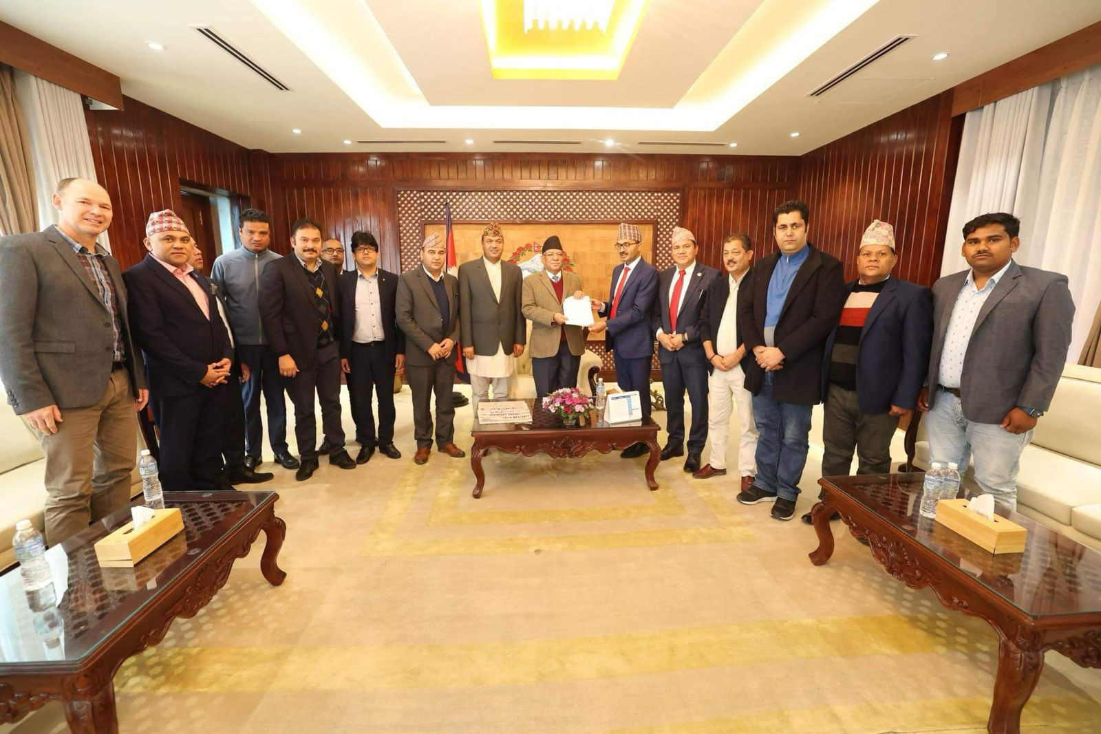 प्रधानमन्त्री प्रचण्डसँग एनआरएनए अध्यक्ष आरके शर्मा नेतृत्व प्रतिनिधिमण्डलको भेट
