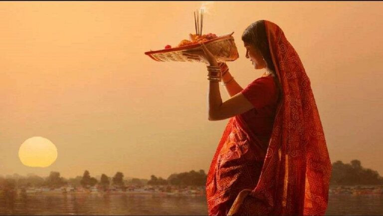 छठ पर्वको मुख्य दिन आज साँझ अस्ताउँदो सूर्यलाई पूजा आराधना गरी विधिपूर्वक अर्घ्य दिइँदै