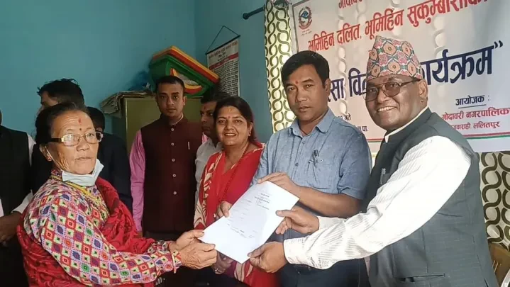 भूमि आयोगद्वारा निस्सा वितरण