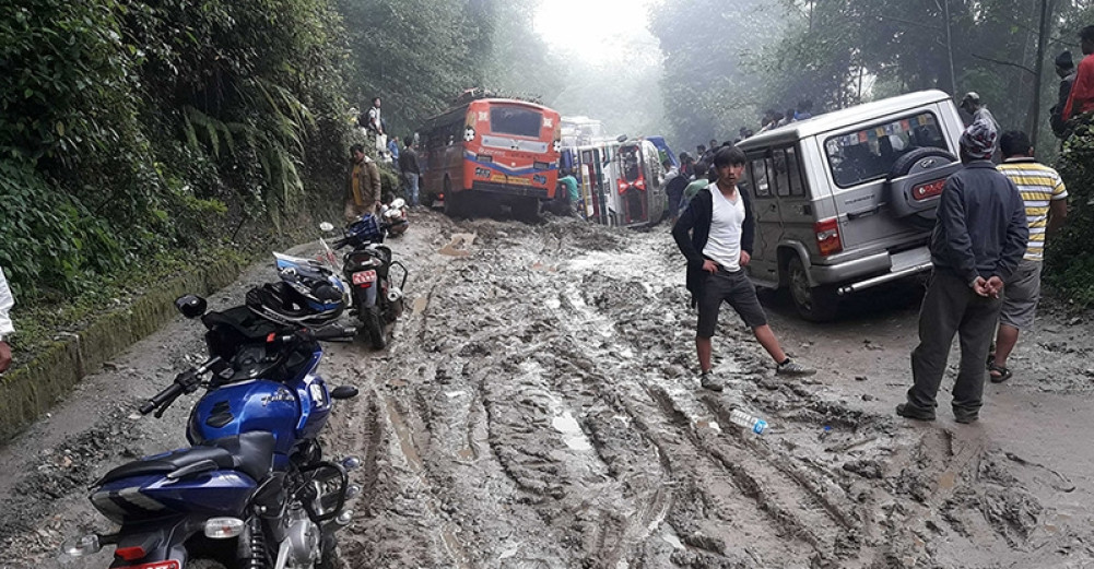 आजदेखि रात्रिकालीन समयमा बेँसीसहर–चामे सडक र मध्यपहाडी लोकमार्गमा सवारी सञ्चालनमा रोक