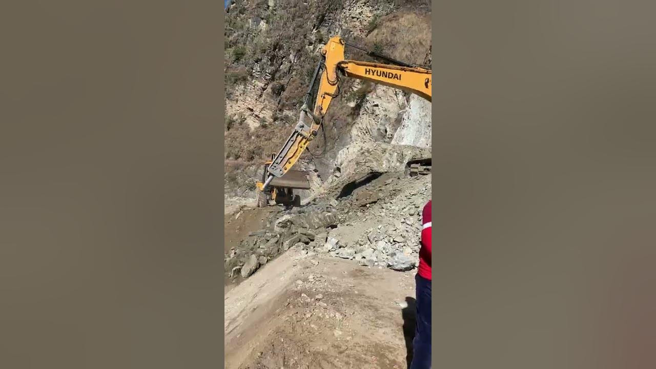 डोजर चालकको पहिरोमा पुरिएर मृत्यु